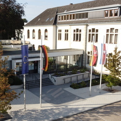 Barrierefreier Haupteingang des Justizzentrums Bückeburg