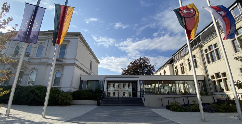 Justizzentrum Bückeburg Haupteingang beflaggt